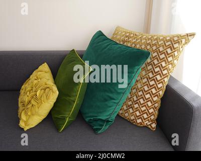 Giallo cuscino decorativo su grigio divano nel soggiorno con mattoni muro  bianco e caffè semplice tabella Foto stock - Alamy