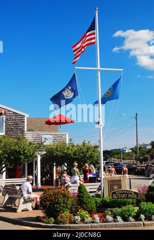 Una bandiera americana e una per lo stato del Maine vola in un piccolo giardino vicino al lungomare di Ogunquit Foto Stock