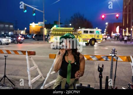 Toledo, Stati Uniti. 17th Mar 2022. Una donna canta con una band durante le celebrazioni del giorno di San Patrizio. Le persone apprezzano i festeggiamenti del giorno di San Patrizio nel centro di Toledo, Ohio. Credit: SOPA Images Limited/Alamy Live News Foto Stock