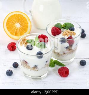 Bacche yogurt frutti di bosco bicchiere di frutta cereali colazione quadrata Foto Stock