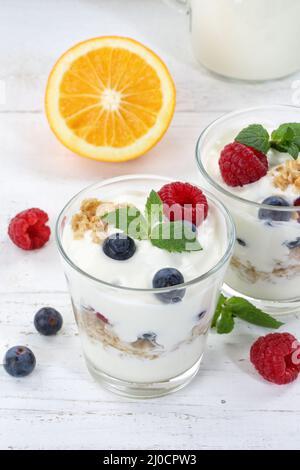 Bacche yogurt bacche di vetro frutta cereali ritratto colazione Foto Stock