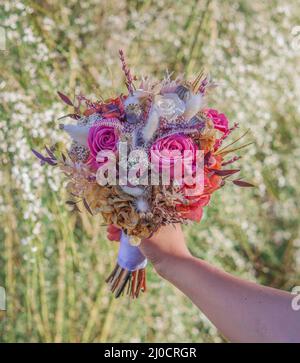 Bouquet elegante, mazzo da sposa rosa romantico fatto di fiori conservati Foto Stock