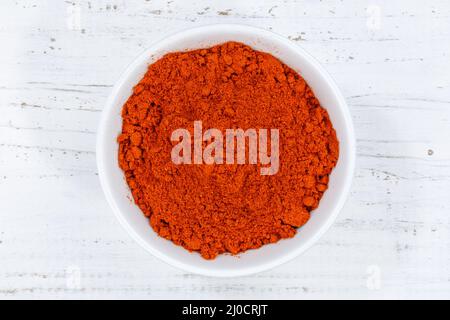 Paprika polvere paprika polvere calda da sopra tavola di legno Foto Stock