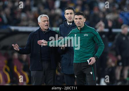 Stadio Olimpico, Roma, Italia. 17th Mar 2022. Conferenza League round di calcio 16, COME Roma contro Vitesse; Roma Trainer Jose Mourinho sostiene con il 4th ufficiale Credit: Action Plus Sports/Alamy Live News Foto Stock