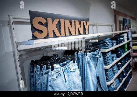 ILLUSTRAZIONE - 02 marzo 2022, Berlino: Vari jeans della categoria skinny stanno giacendo nel reparto degli uomini nel negozio di abbigliamento C&A in un centro commerciale a Berlino-Marzahn. Foto: Fabian Sommer/dpa Foto Stock