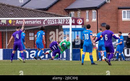 Il City of Liverpool FC ha ospitato il Warrington Rylands 1906 FC all'Eupen Arena, Ellesmere Port, per una partita non di campionato della stagione 2021-2022. Graeme M Foto Stock