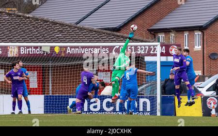 Il City of Liverpool FC ha ospitato il Warrington Rylands 1906 FC all'Eupen Arena, Ellesmere Port, per una partita non di campionato della stagione 2021-2022. Graeme M Foto Stock