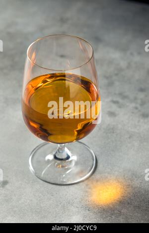 Whiskey Boozy in un bicchiere Snifter pronto a bere Foto Stock