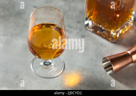 Whiskey Boozy in un bicchiere Snifter pronto a bere Foto Stock