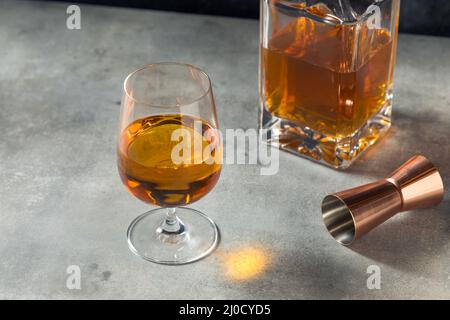 Whiskey Boozy in un bicchiere Snifter pronto a bere Foto Stock