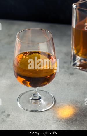 Whiskey Boozy in un bicchiere Snifter pronto a bere Foto Stock