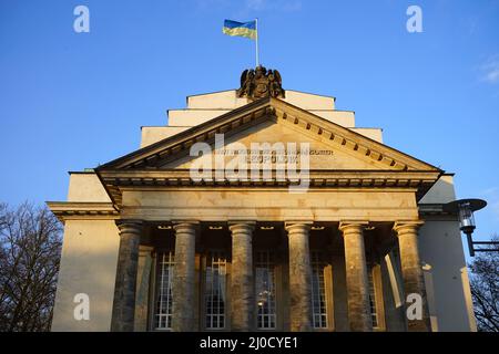 Detmold Theater a Detmold, Germania, con la bandiera Ucraina in cima Foto Stock