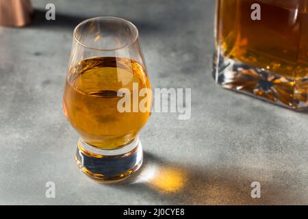 Whiskey Boozy in un bicchiere Snifter pronto a bere Foto Stock