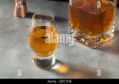 Whiskey Boozy in un bicchiere Snifter pronto a bere Foto Stock