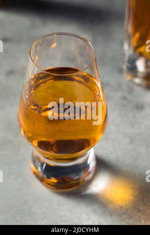 Whiskey Boozy in un bicchiere Snifter pronto a bere Foto Stock