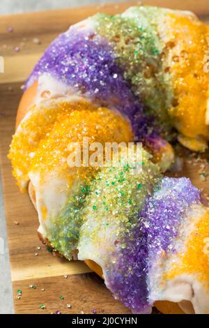 Torta King dolce colorata fatta in casa per il Mardi Gras Foto Stock