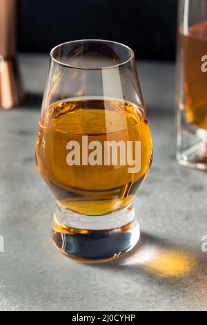 Whiskey Boozy in un bicchiere Snifter pronto a bere Foto Stock