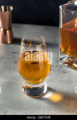 Whiskey Boozy in un bicchiere Snifter pronto a bere Foto Stock