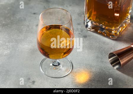 Whiskey Boozy in un bicchiere Snifter pronto a bere Foto Stock