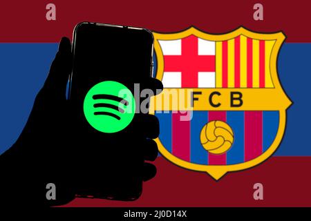 Spagna. 11th Mar 2022. In questa foto è mostrato un logo Spotify visualizzato su uno smartphone con il logo Football Club Barcelona sullo sfondo. (Credit Image: © Thiago Prudencio/SOPA Images via ZUMA Press Wire) Foto Stock