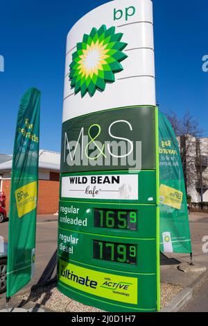 L'aumento dei prezzi del petrolio a causa della situazione in Ucraina. I prezzi del carburante presso una stazione di servizio BP. Costi elevati di carburante diesel e senza piombo su segnali digitali Foto Stock