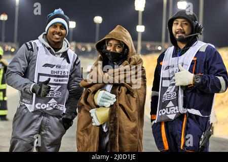 Sakhir, Bahrein. 18th Mar 2022. Atmosfera del circuito - marshalls. Gran Premio del Bahrain, venerdì 18th marzo 2022. Sakhir, Bahrein. Credit: James Moy/Alamy Live News Foto Stock