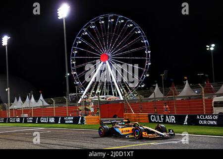 Sakhir, Bahrein. 18th Mar 2022. Daniel Ricciardo (AUS) McLaren MCL36. 18.03.2022. Credit: XPB Images Ltd/Alamy Live News Foto Stock