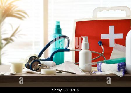 Assortimento ospedaliero di apparecchiature di pronto soccorso portatili di base su tavolo bianco. Composizione orizzontale. Vista frontale. Foto Stock