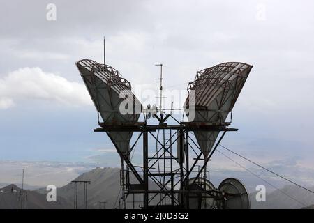 Le antenne su palo di telecomunicazioni in montagna Foto Stock