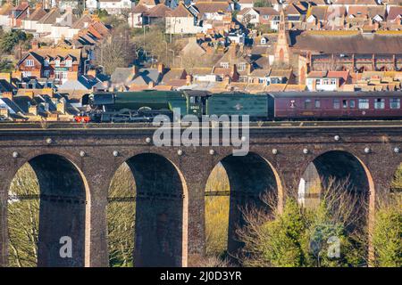 La famosa locomotiva a vapore Flying Scotsman di proprietà del National Railway Museum passa su un viadotto attraverso Folkestone, da Londra attraverso Canterbury, Foto Stock