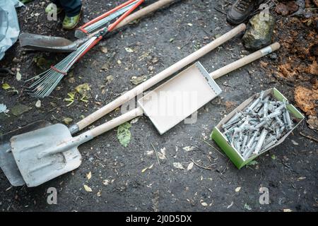 volontariato pulizia parco da siringa usata da junkies tossicodipendenti Foto Stock