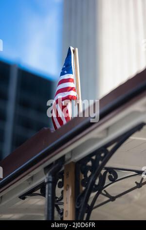 Bandiera a strisce e stelle sul trolley bus di San Francisco. Foto Stock