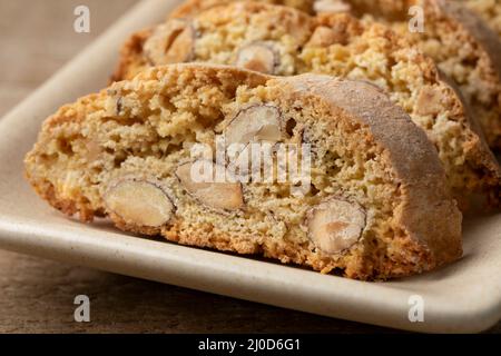 Cantuccini italiani fatti in casa freschi da vicino su un piatto Foto Stock