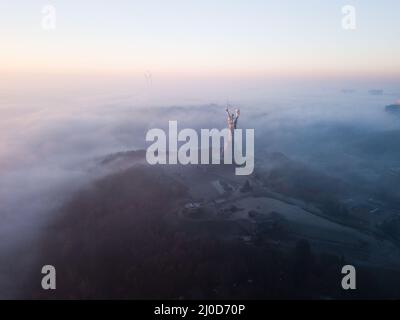 Kiev, Ucraina - Novembre 10 2018: Veduta aerea della statua di Madre Patria a Kiev sul primo morming con la nebbia dal fiume Dnieper, Ucraina Foto Stock