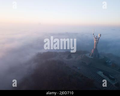 Kiev, Ucraina - Novembre 10 2018: Veduta aerea della statua di Madre Patria a Kiev sul primo morming con la nebbia dal fiume Dnieper, Ucraina Foto Stock