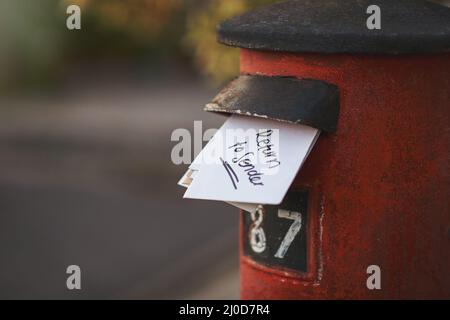 Non recapitabile - restituire al mittente. Scatto ritagliato di lettere in una casella lettera. Foto Stock
