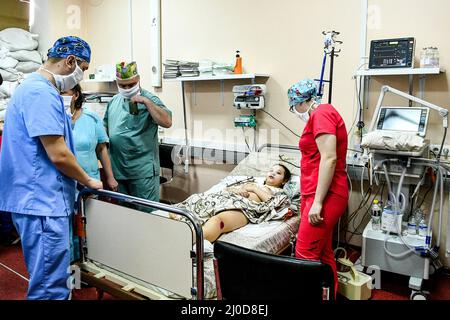 Zaporizhzhia, Ucraina. 18th Mar 2022. Gli operatori sanitari si trovano accanto al letto di una ragazza presso l'ospedale clinico regionale per bambini Zaporizhzhia, dove vengono curati i bambini che hanno subito gravi lesioni durante il bombardamento da parte delle truppe russe, Zaporizhzhia, Ucraina sudorientale. Marzo 18, 2022. Foto di Dmytro Smolyenko/Ukrinfrom/ABACAPRESS. Credit: Abaca Press/Alamy Live News Foto Stock