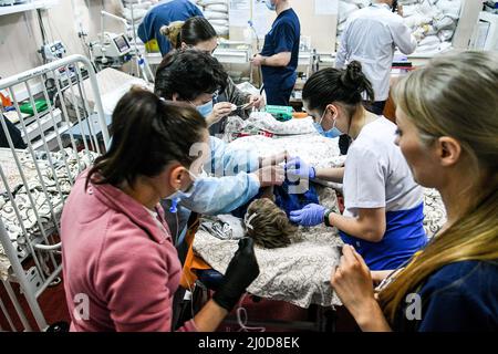 Zaporizhzhia, Ucraina. 18th Mar 2022. I membri del personale assistono a un bambino presso l'ospedale clinico regionale per bambini Zaporizhzhia, dove vengono curati i bambini che hanno subito gravi lesioni durante il bombardamento da parte delle truppe russe, Zaporizhzhia, Ucraina sudorientale. Marzo 18, 2022. Foto di Dmytro Smolyenko/Ukrinfrom/ABACAPRESS. Credit: Abaca Press/Alamy Live News Foto Stock