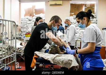 Zaporizhzhia, Ucraina. 18th Mar 2022. I membri del personale assistono a un bambino presso l'ospedale clinico regionale per bambini Zaporizhzhia, dove vengono curati i bambini che hanno subito gravi lesioni durante il bombardamento da parte delle truppe russe, Zaporizhzhia, Ucraina sudorientale. Marzo 18, 2022. Foto di Dmytro Smolyenko/Ukrinfrom/ABACAPRESS. Credit: Abaca Press/Alamy Live News Foto Stock