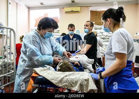 Zaporizhzhia, Ucraina. 18th Mar 2022. I membri del personale assistono a un bambino presso l'ospedale clinico regionale per bambini Zaporizhzhia, dove vengono curati i bambini che hanno subito gravi lesioni durante il bombardamento da parte delle truppe russe, Zaporizhzhia, Ucraina sudorientale. Marzo 18, 2022. Foto di Dmytro Smolyenko/Ukrinfrom/ABACAPRESS. Credit: Abaca Press/Alamy Live News Foto Stock