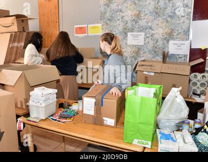 Twickenham, Londra, Regno Unito. 18th marzo 2022. Il Prosperity Ukrainian Cafe & Restaurant è ora un centro di raccolta per le forniture di aiuti umanitari che vengono smistate, imballate e trasportate da camion al confine polacco/ucraino. Credito: Matthew Chattle/Alamy Foto Stock