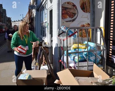 Twickenham, Londra, Regno Unito. 18th marzo 2022. Il Prosperity Ukrainian Cafe & Restaurant è ora un centro di raccolta per le forniture di aiuti umanitari che vengono smistate, imballate e trasportate da camion al confine polacco/ucraino. Credito: Matthew Chattle/Alamy Foto Stock