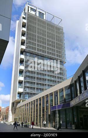 Il nuovo sviluppo residenziale City North a Finsbury Park, Londra, Regno Unito. Mostra il nuovo ingresso nord alla stazione di Finsbury Park Foto Stock