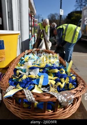 Twickenham, Londra, Regno Unito. 18th marzo 2022. Il Prosperity Ukrainian Cafe & Restaurant è ora un centro di raccolta per le forniture di aiuti umanitari che vengono smistate, imballate e trasportate da camion al confine polacco/ucraino. Credito: Matthew Chattle/Alamy Foto Stock