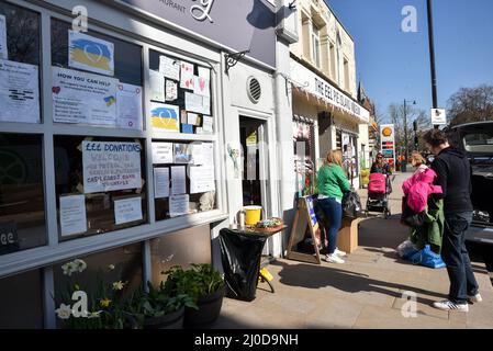 Twickenham, Londra, Regno Unito. 18th marzo 2022. Il Prosperity Ukrainian Cafe & Restaurant è ora un centro di raccolta per le forniture di aiuti umanitari che vengono smistate, imballate e trasportate da camion al confine polacco/ucraino. Credito: Matthew Chattle/Alamy Foto Stock