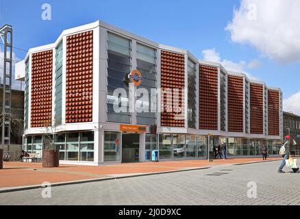 La stazione ferroviaria di White Hart Lane, recentemente ristrutturata, si trova a Londra nord. La stazione London Overground serve il nuovo stadio del Tottenham Hotspur FC. Foto Stock