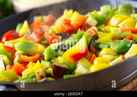 Peperoni colorati misti e melanzane in padella fritte. Foto di alta qualità Foto Stock