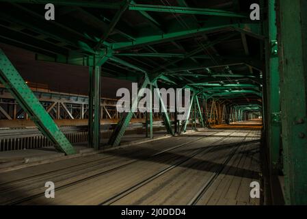 Il tram sul fiume Vistula Foto Stock