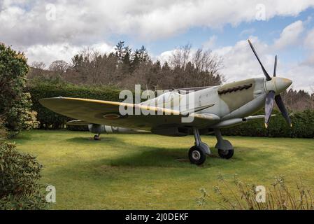 Questa straordinaria decorazione tributo della seconda Guerra Mondiale che siede su un prato fronte Moffat è una replica di uno Spitfire Foto Stock