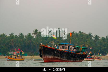 Sindhudurg, INDIA - 23 dicembre 2021 : Barca da pesca tipo Troller nella regione costiera del Maharashtra. Distretto di Sindhudurg elencato in 30 turista favorito de Foto Stock